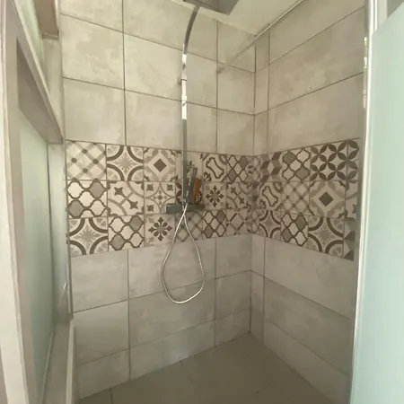 La Maison Sous Le Noyer Apartment *